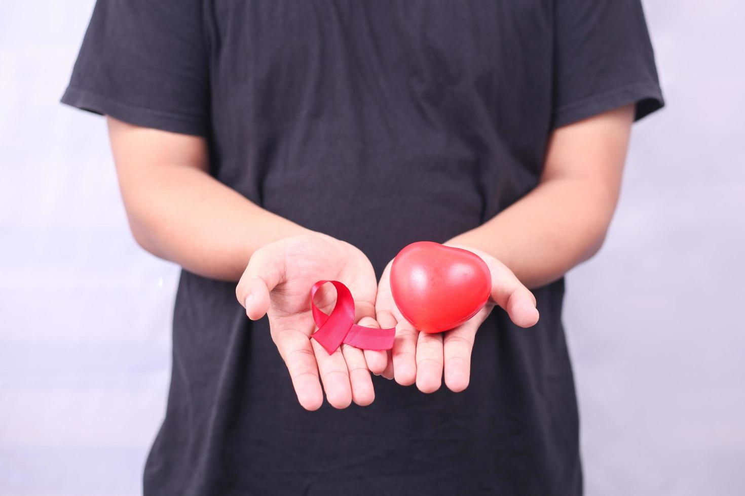 Symbole du sida avec ruban rouge contre le vih isolé sur fond blanc photo