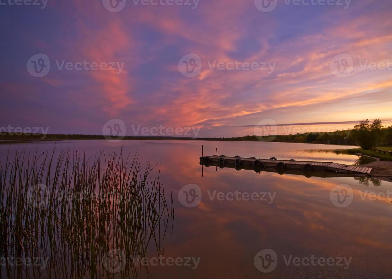 lever de soleil sur les lacs du nord du manitoba photo