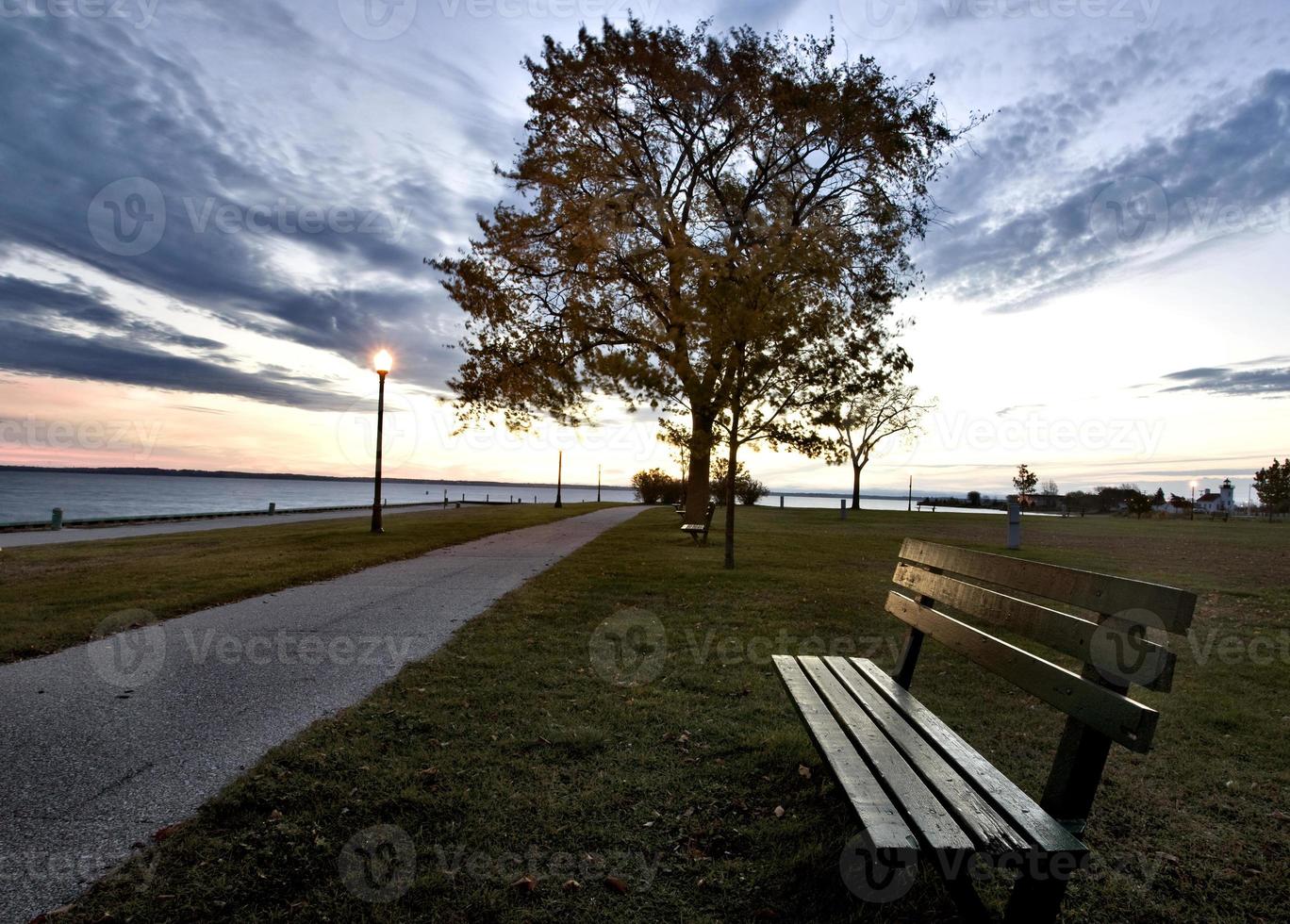 banc et lampadaire photo