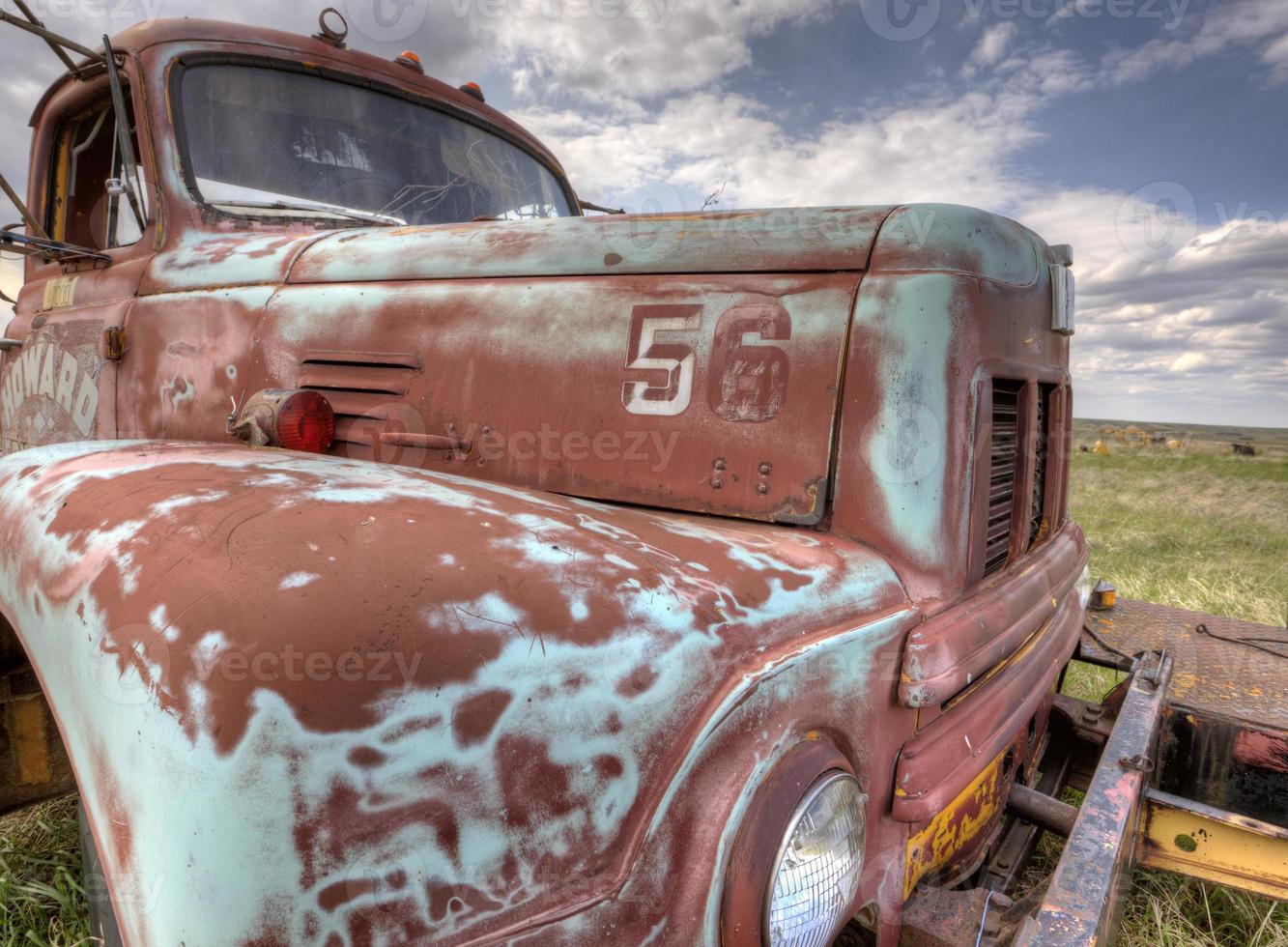 véhicule abandonné prairie photo