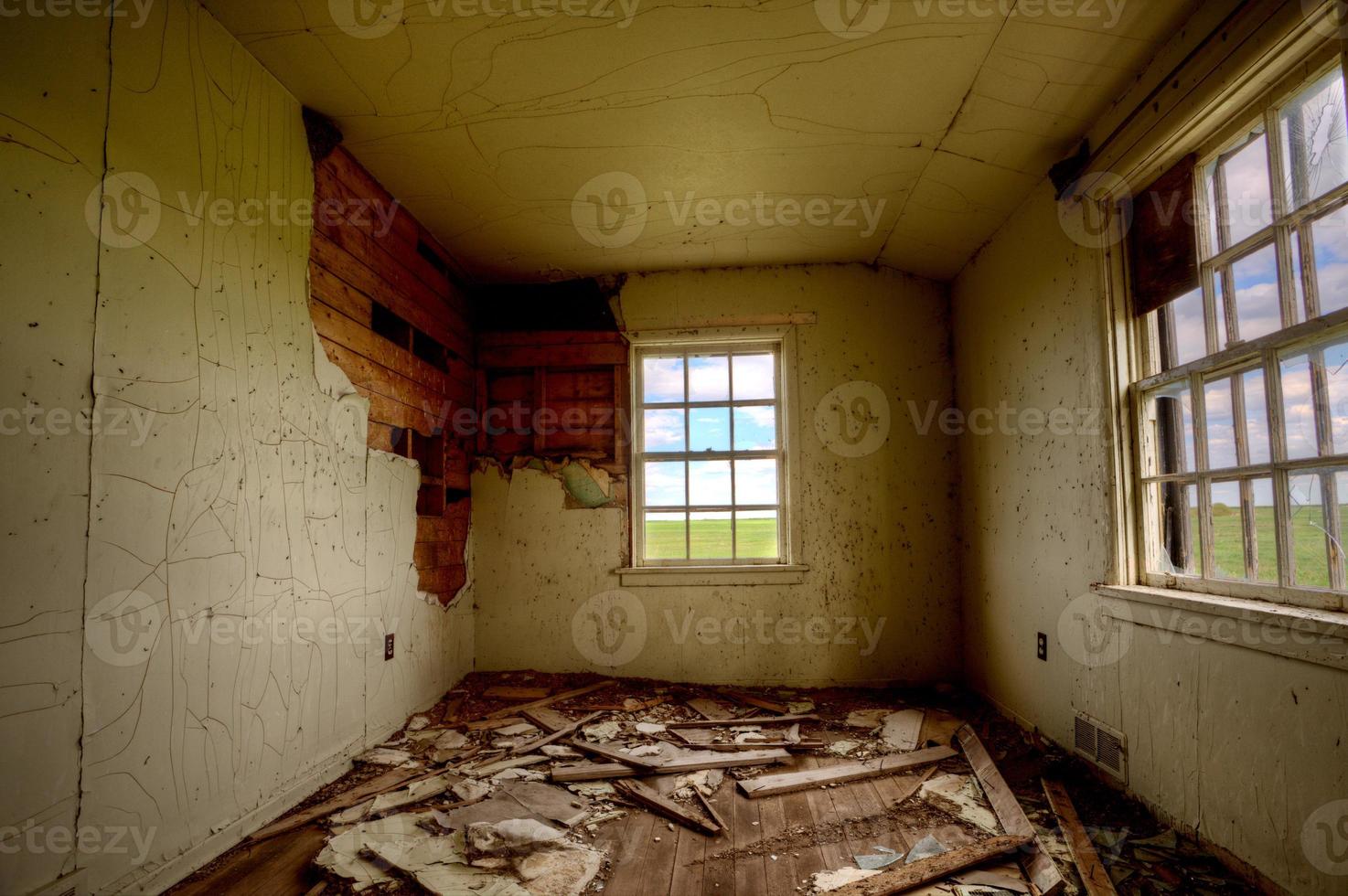 intérieur maison abandonnée prairie photo