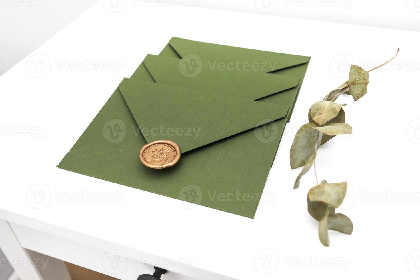 enveloppe verte avec carton design et sceau sur fond blanc. enveloppe avec cachet photo