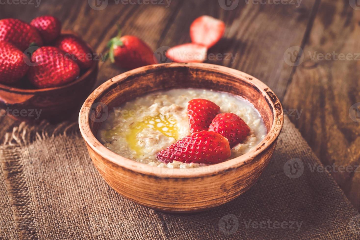 bol d'avoine avec des fraises fraîches photo