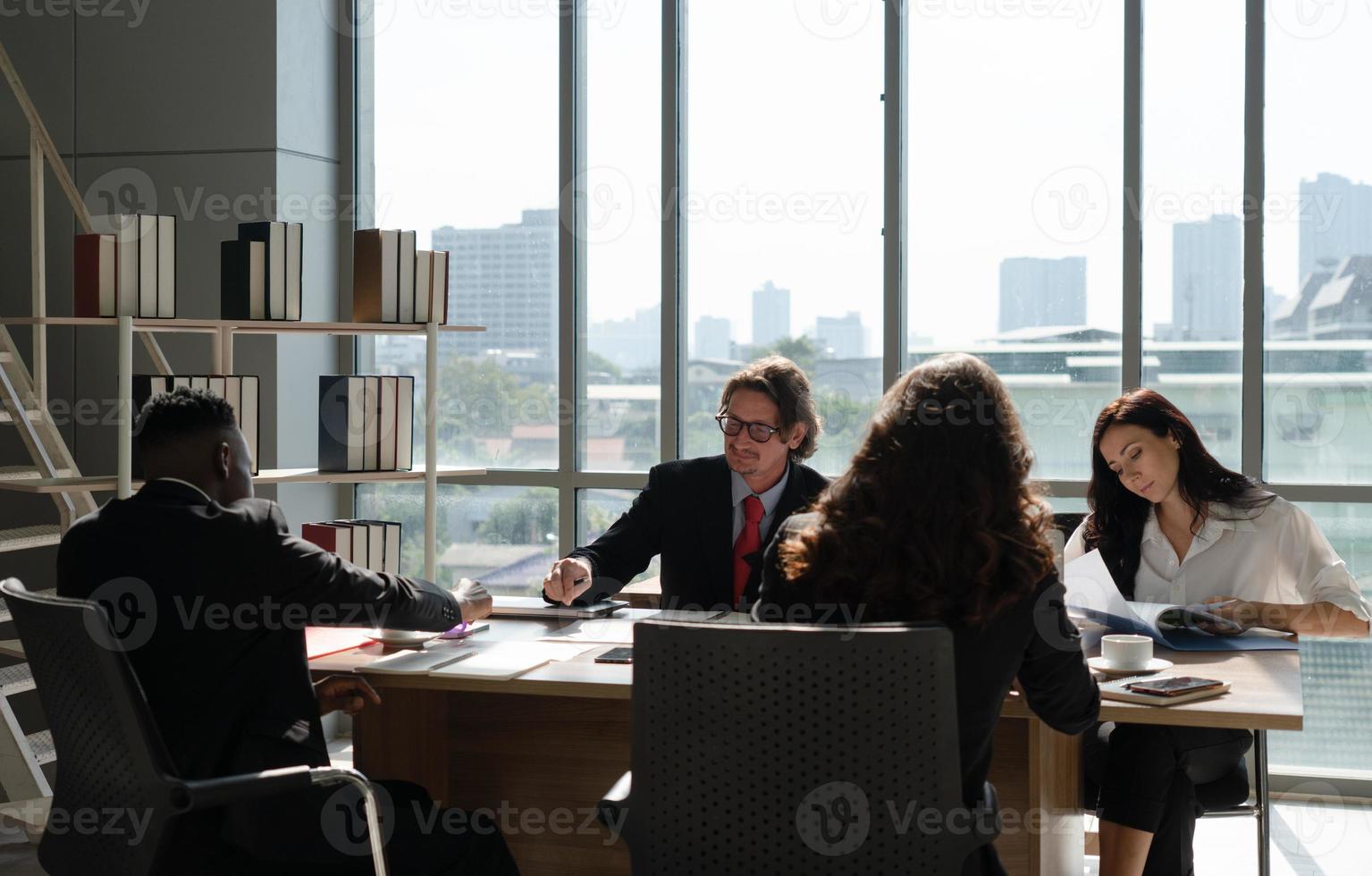 équipe commerciale internationale travaillant ensemble au bureau photo