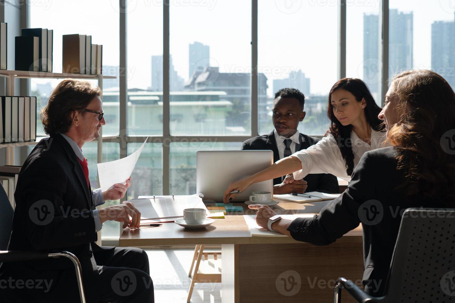 gestionnaire d'âge moyen travaillant avec l'équipe commerciale au bureau photo