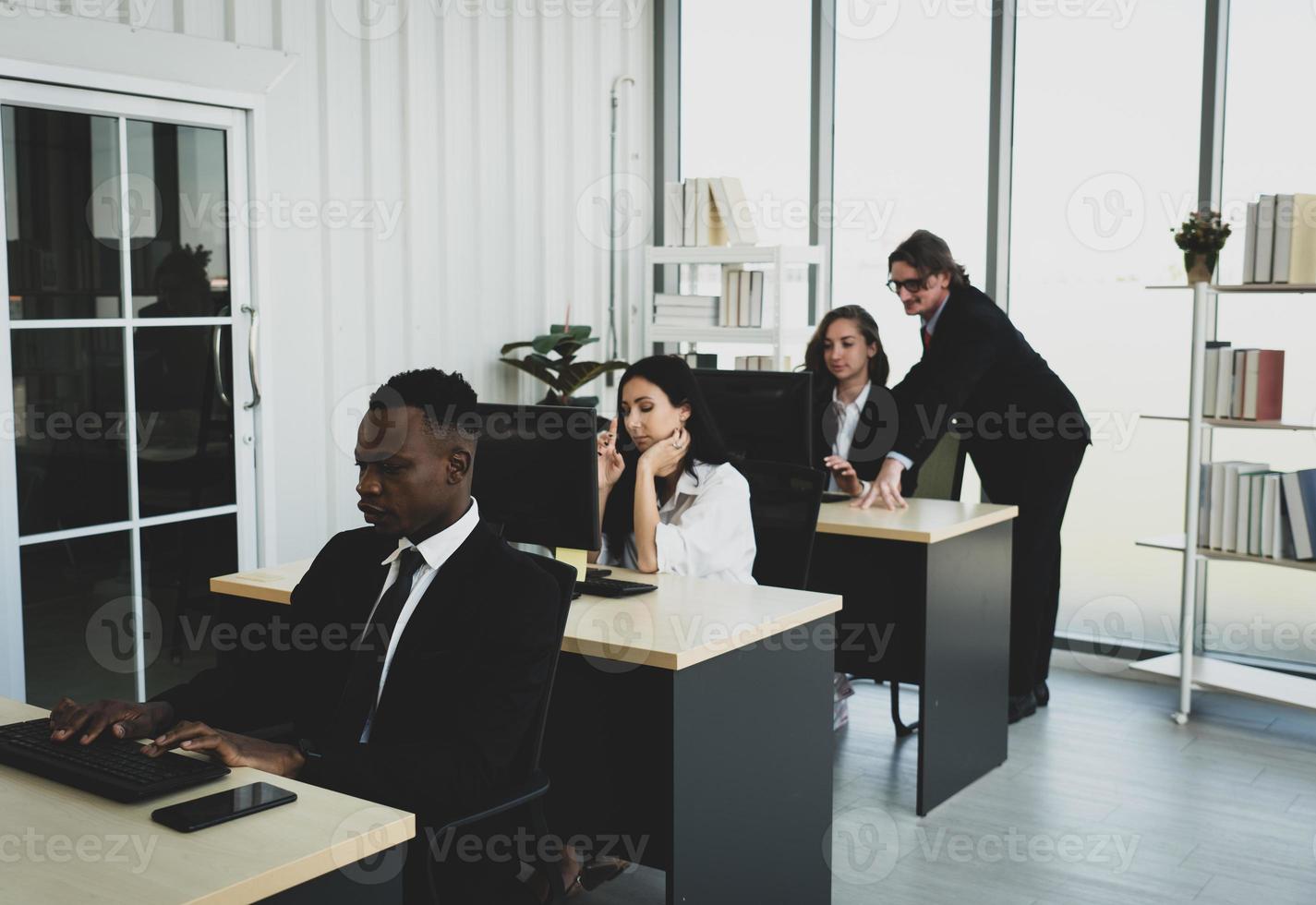 équipe commerciale travaillant ensemble au bureau photo