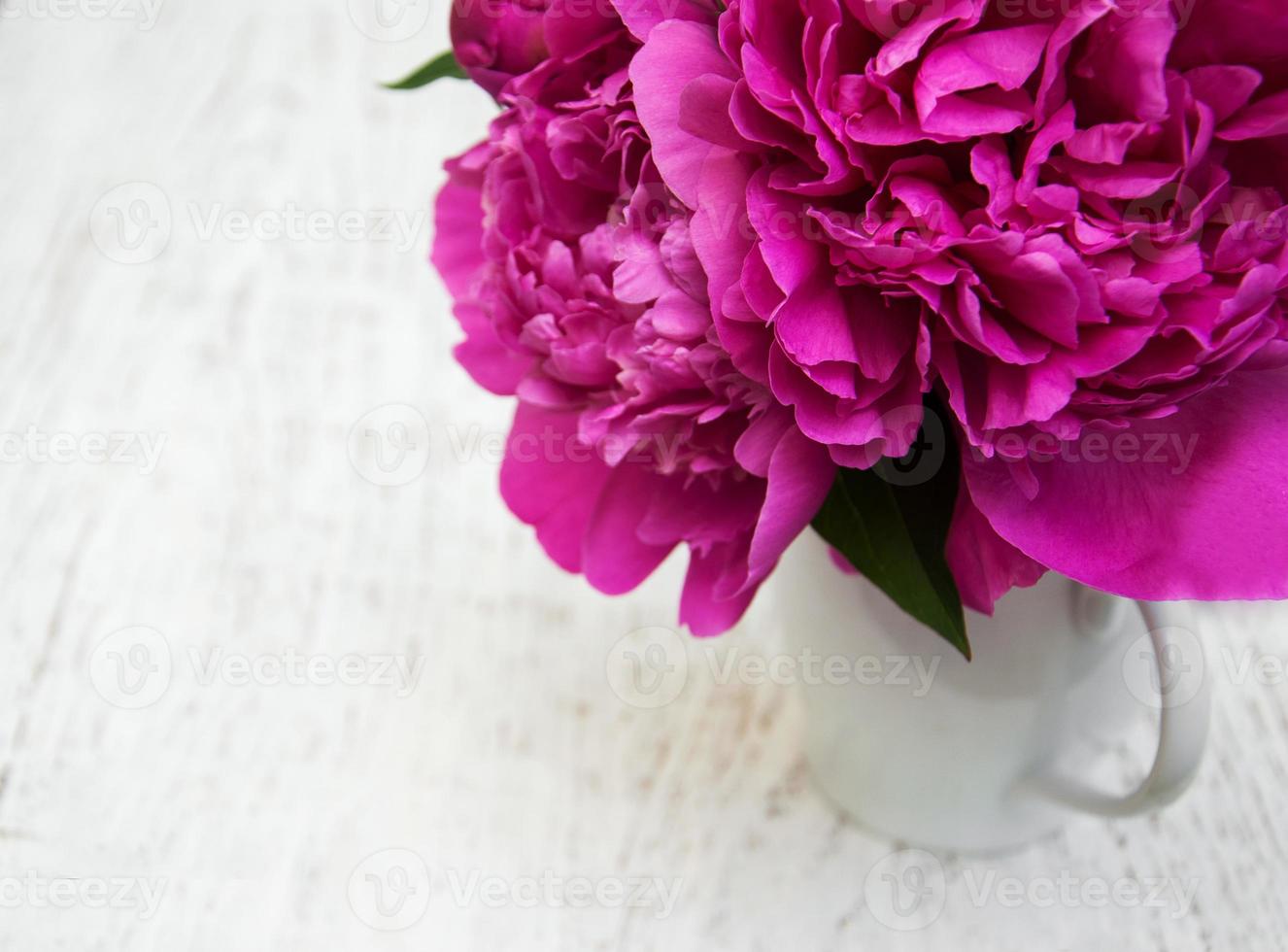fleurs de pivoine sur table photo