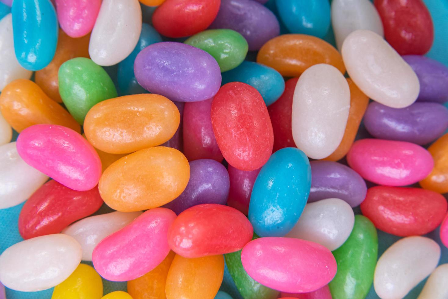 divers jelly beans sur le fond bleu photo