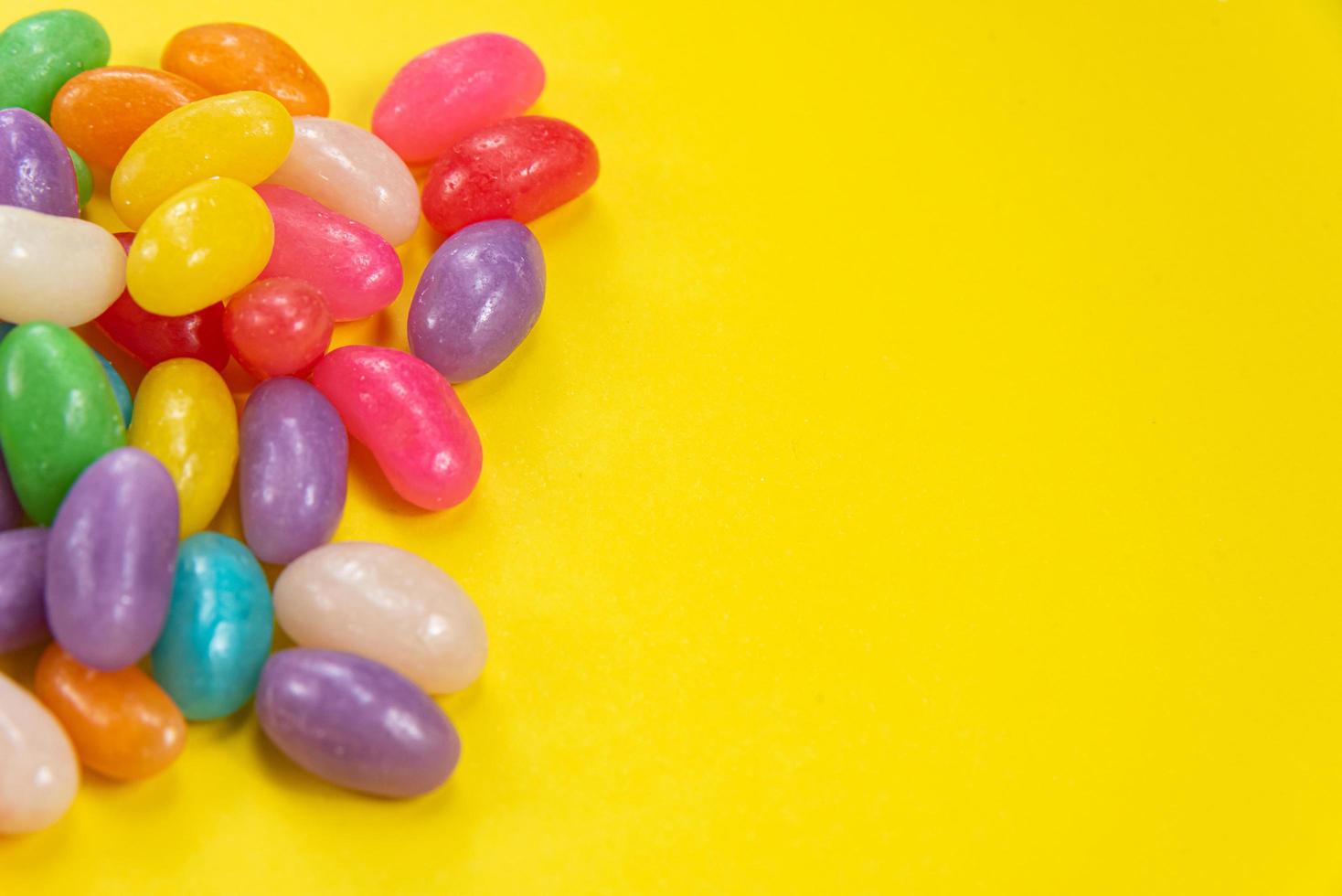 plusieurs jelly beans sur fond jaune photo