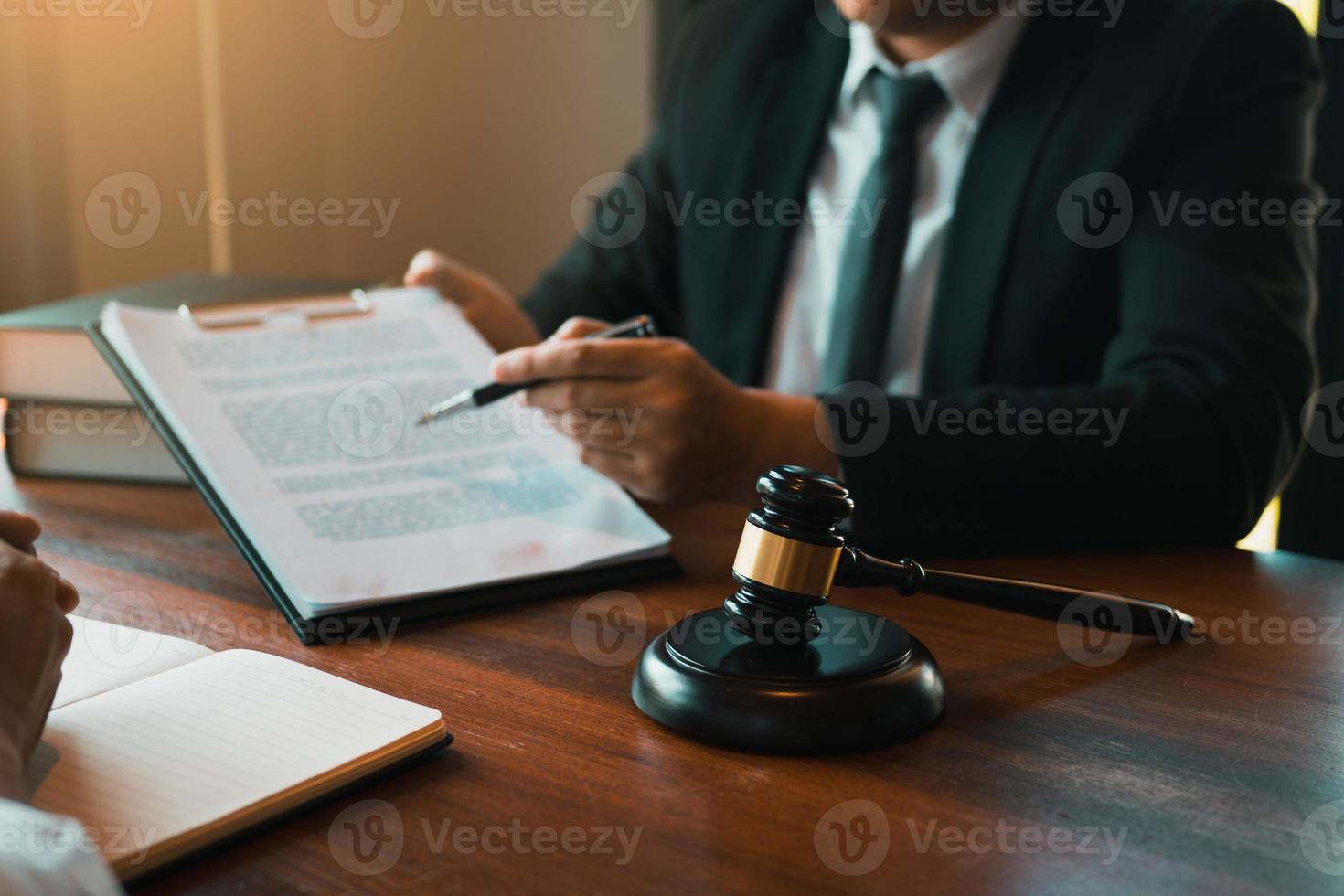 le conseiller juridique explique l'infraction à la loi dans le livre au bureau. photo