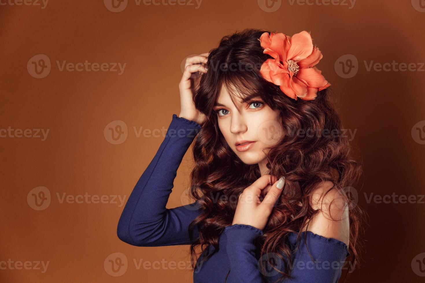 belle jeune femme avec des fleurs dans les cheveux et le maquillage, photo tonifiante