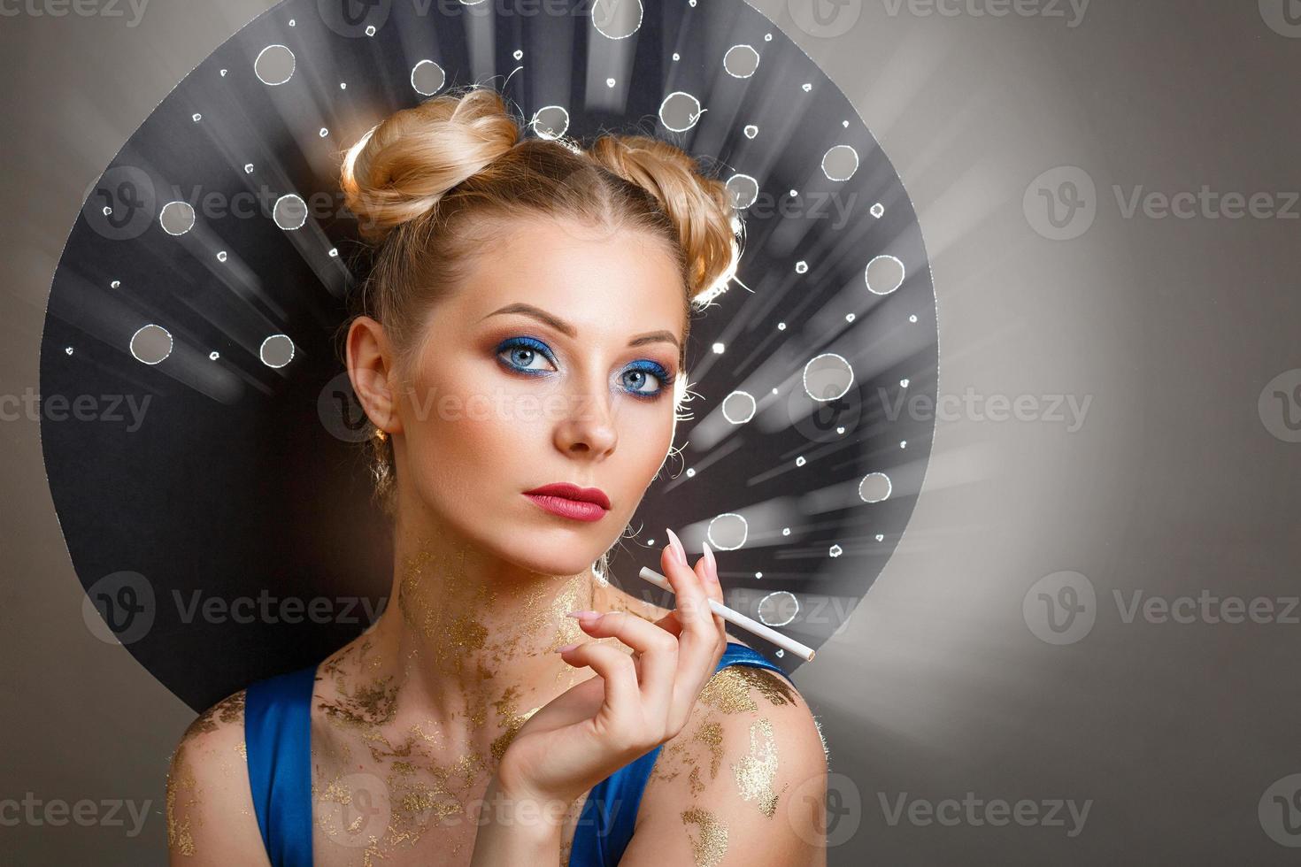 portrait glamour d'une belle femme avec une cigarette dans les mains photo