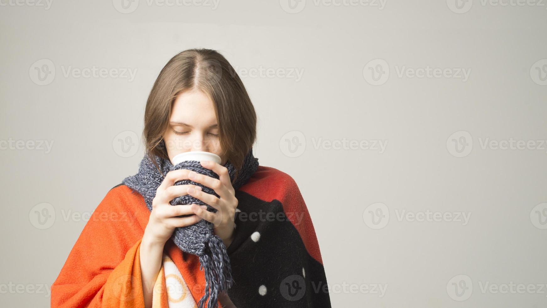 fille d'hiver buvant du thé ou du café pour se réchauffer. photo