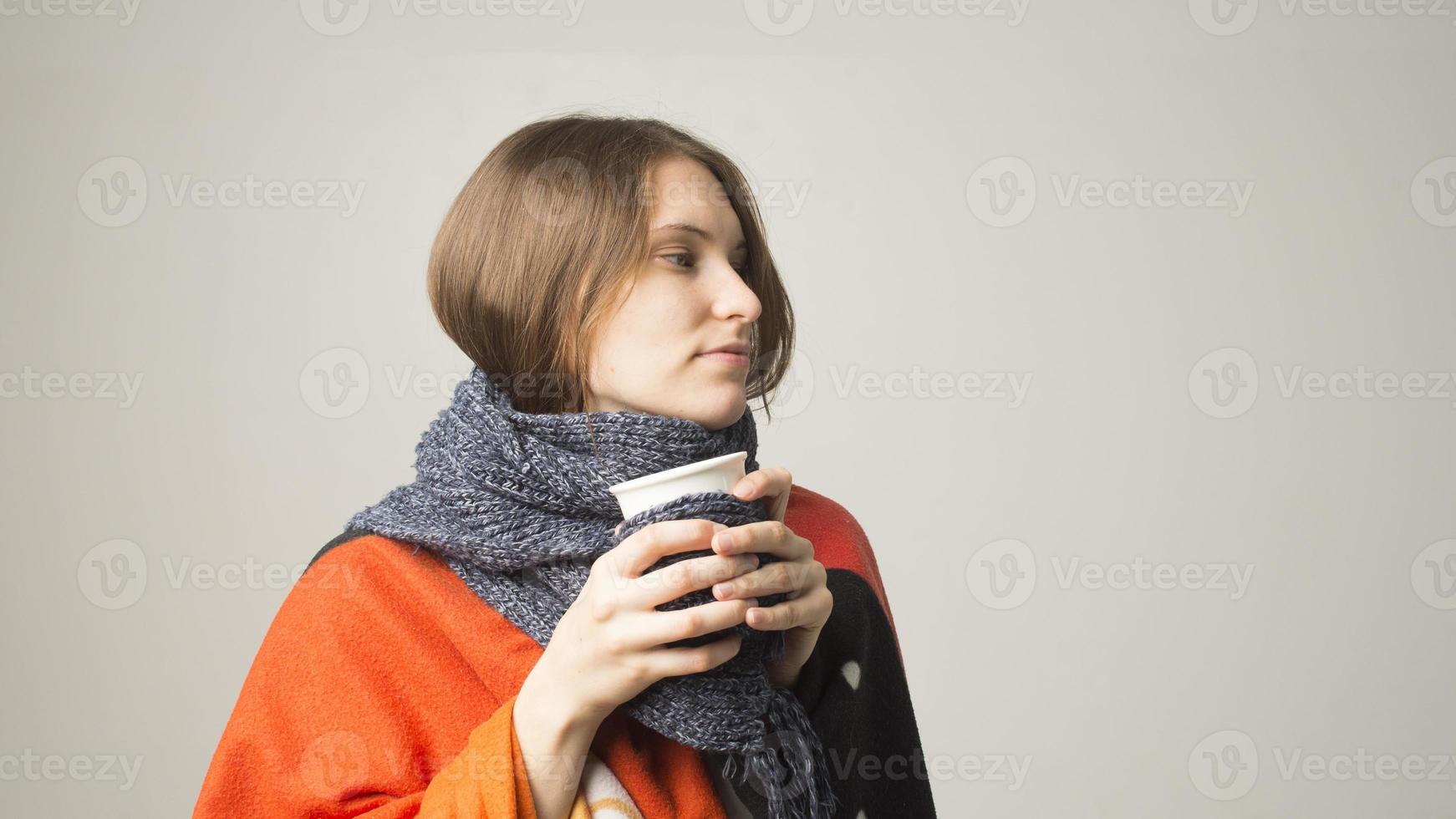 fille d'hiver buvant du thé ou du café pour se réchauffer. photo