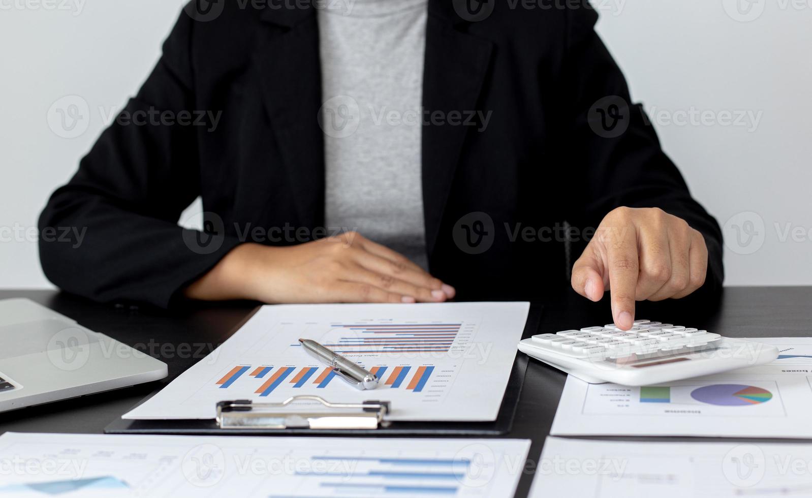 les hommes d'affaires comptables calculent les revenus-dépenses et analysent les données d'investissement immobilier, le concept des systèmes financiers et fiscaux. photo