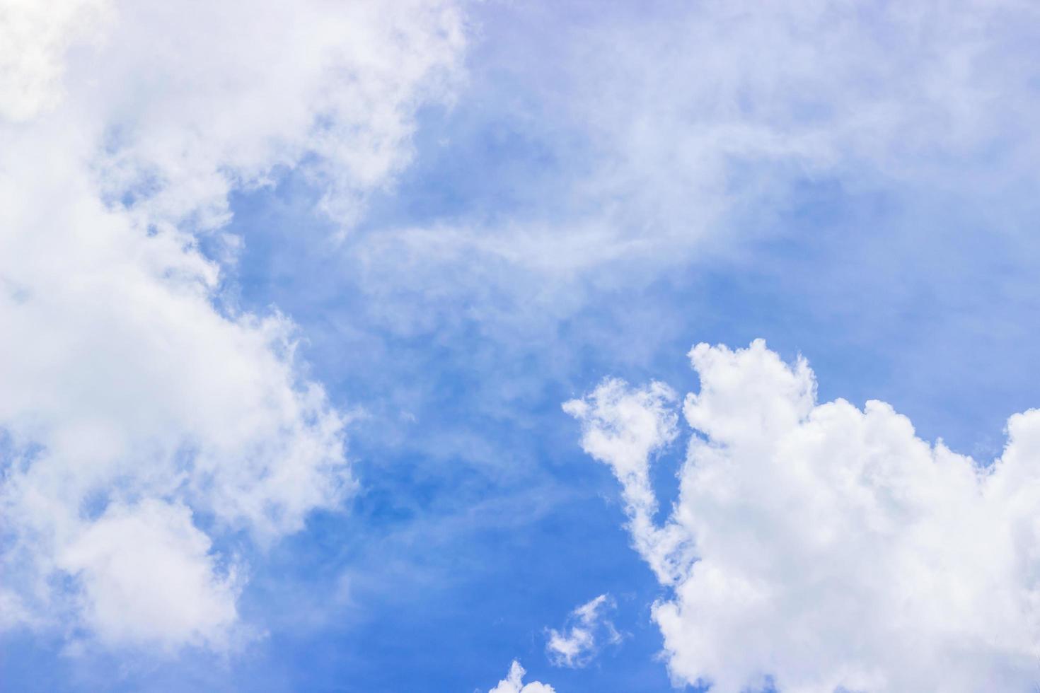 le vaste ciel bleu et les nuages photo