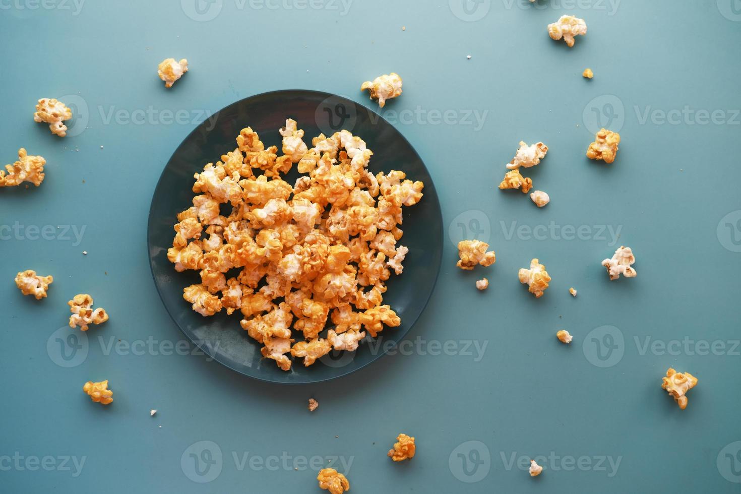 Pop-corn dans un bol sur un bureau en bois photo