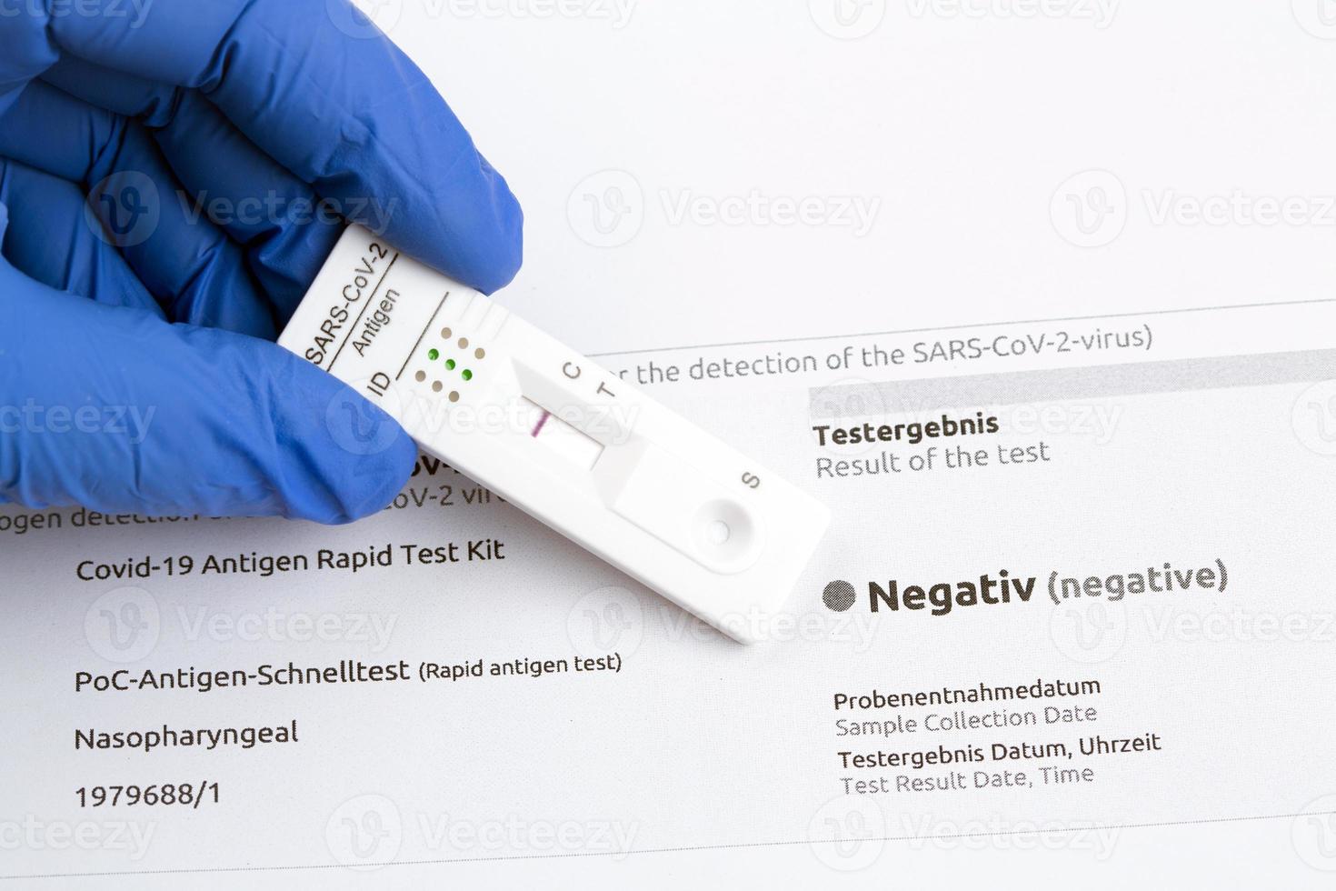 résultat de test négatif en utilisant un dispositif de test rapide pour covid-19. photo