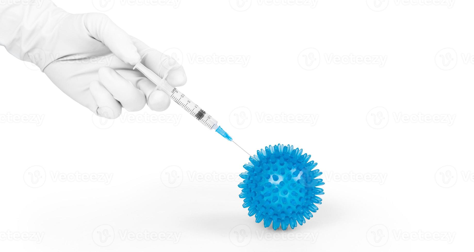 main tenant une seringue avec vaccin contre le virus corona. photo