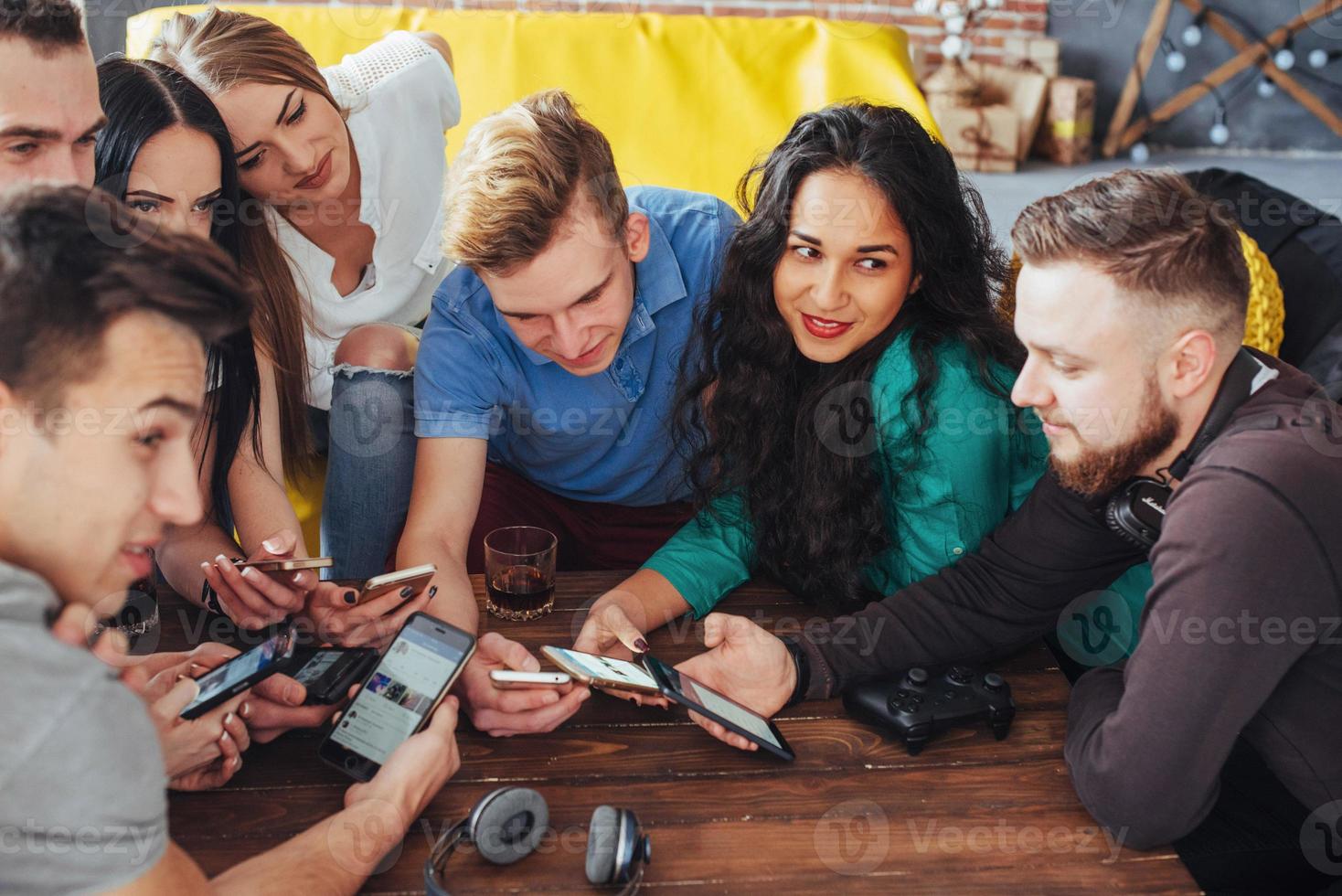 vue de dessus cercle de mains à l'aide d'un téléphone dans un café - amis multiraciaux scène intérieure mobile dépendante d'en haut - personnes connectées au wifi lors d'une réunion de table de bar - concept de travail d'équipe photo