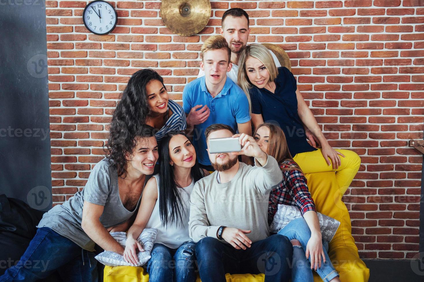 groupe de beaux jeunes gens faisant du selfie dans un café, meilleurs amis filles et garçons s'amusant ensemble, posant un concept de mode de vie émotionnel photo