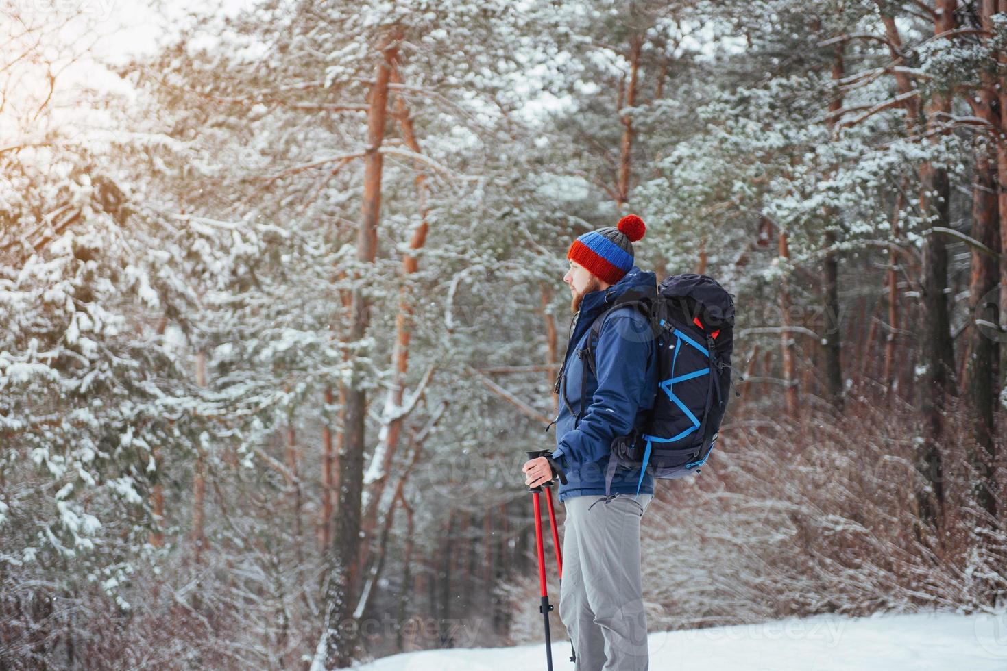 homme voyageur avec sac à dos randonnée voyage style de vie aventure concept vacances actives en plein air. belle forêt de paysage photo