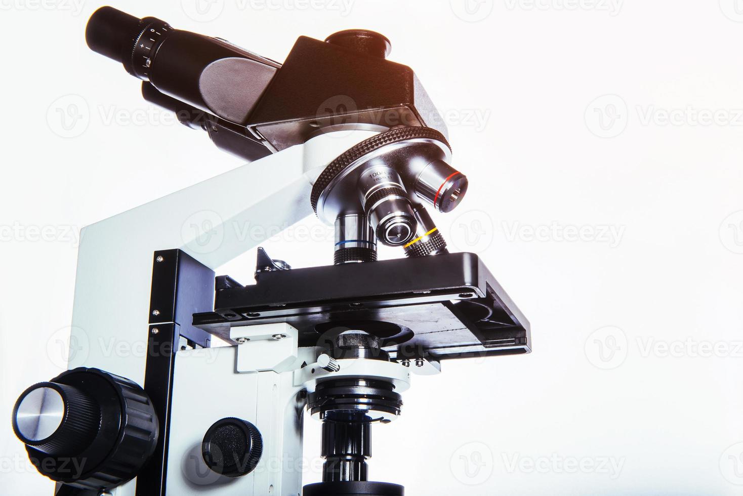 gros plan du microscope au laboratoire. photo