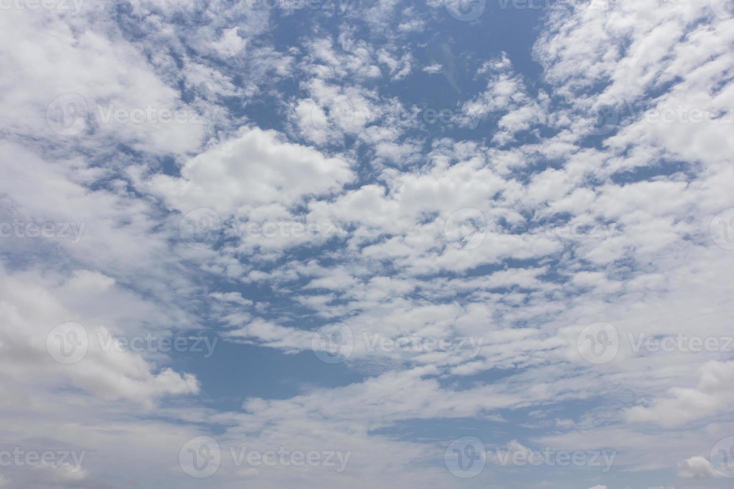 ciel bleu avec fond naturel de nuages photo