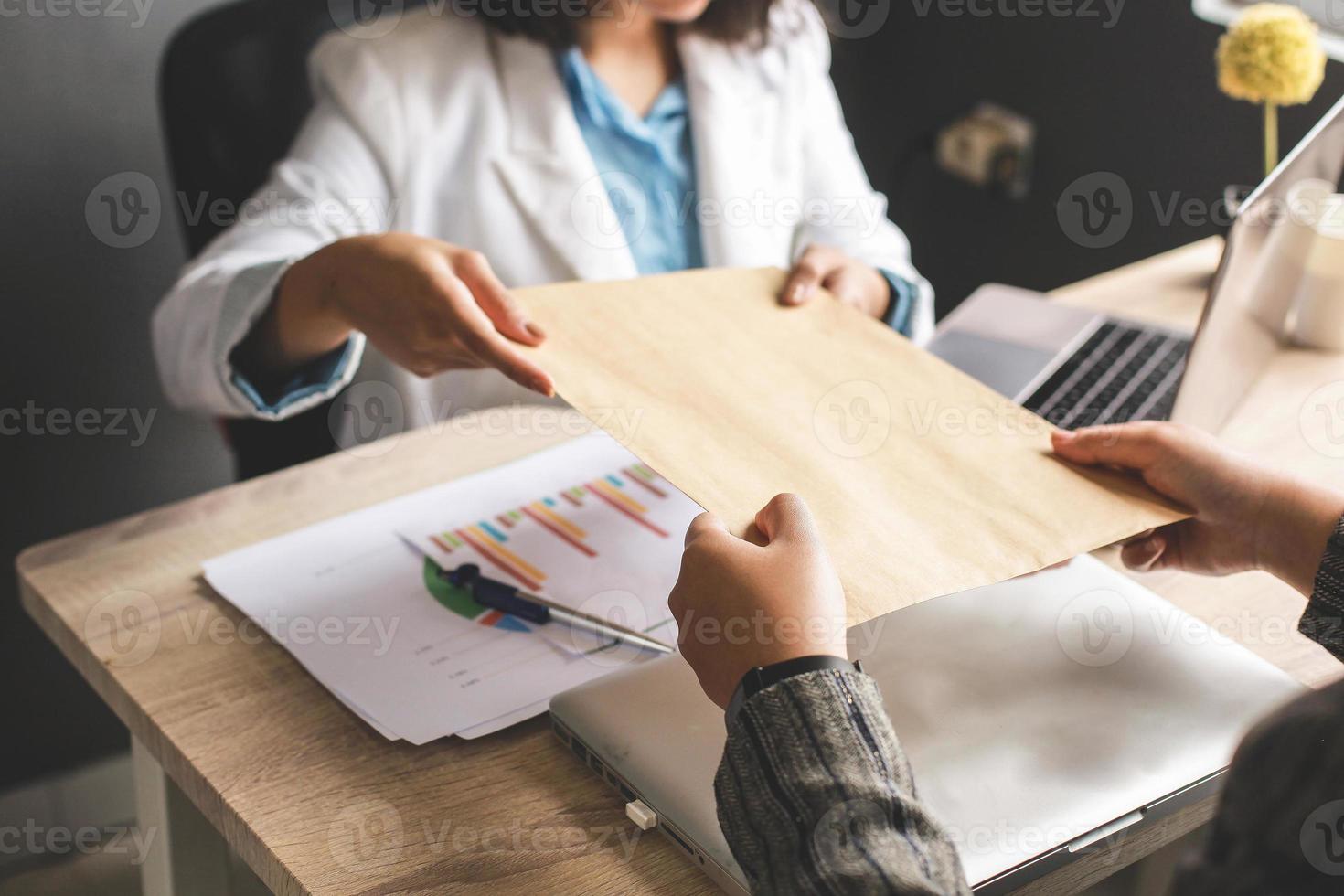 photo recadrée d'une femme d'affaires donnant une enveloppe à un collègue. promotion, concept rh, concept chômage, recherche d'emploi, enveloppe avec message d'offre d'emploi