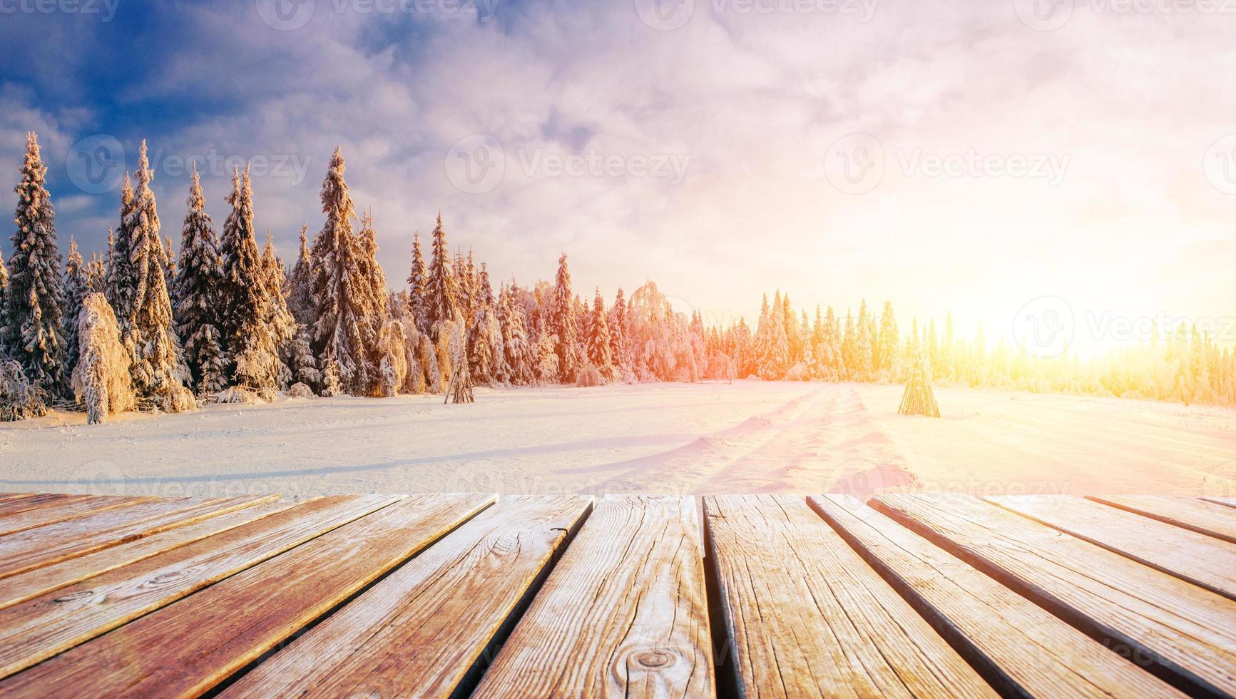 paysage d'hiver sur un coucher de soleil. montagnes carpates photo