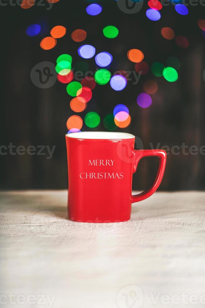 joyeux noël.christmas concept background.tasse rouge avec des lumières en arrière-plan flou photo