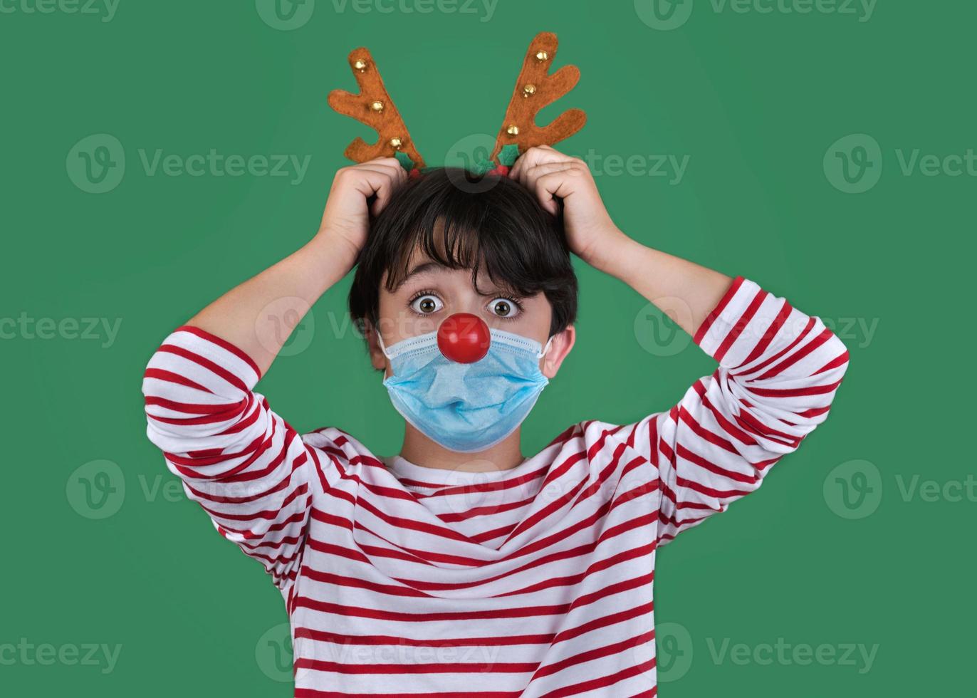 joyeux noël, enfant drôle avec masque médical dans un costume de