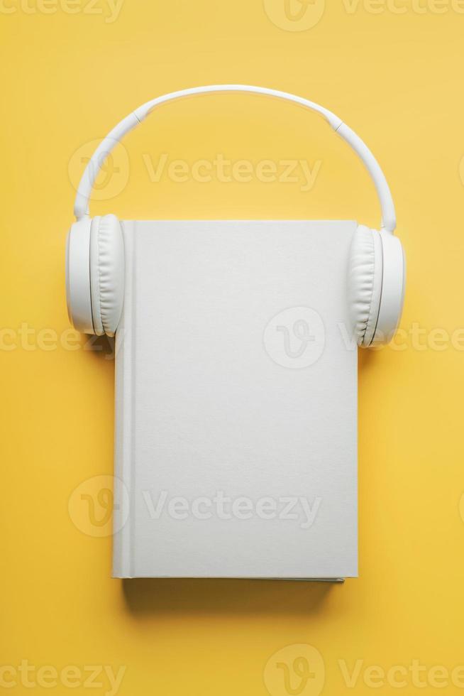 livre et casque blanc. concept de livre audio photo