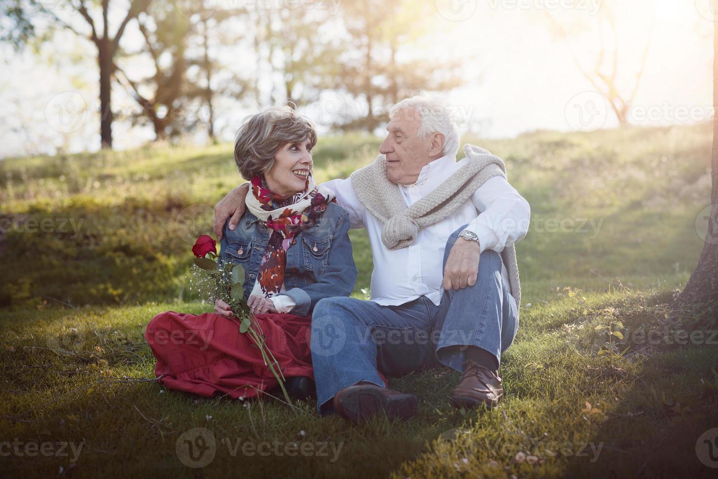portrait de couple de personnes âgées romantique photo