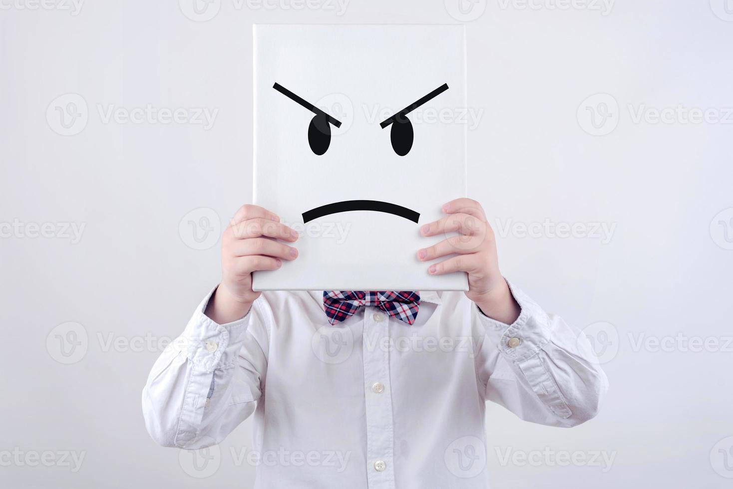 enfant en colère avec tableau blanc photo