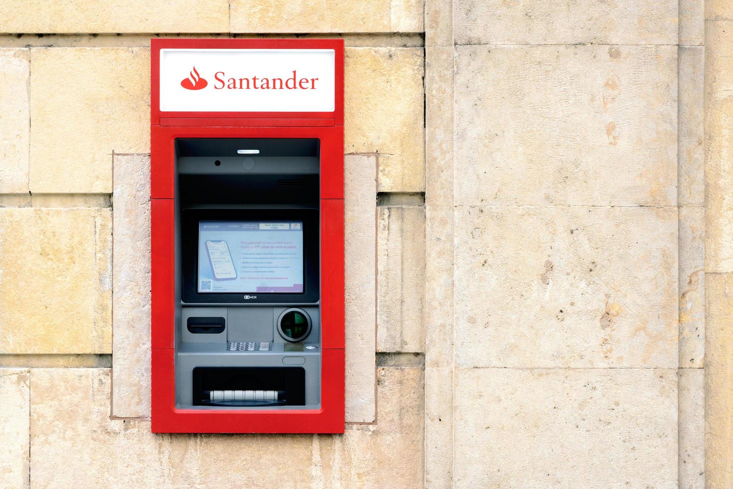 Distributeur automatique de la banque santander dans la ville.détail de la banque du bureau de santander photo