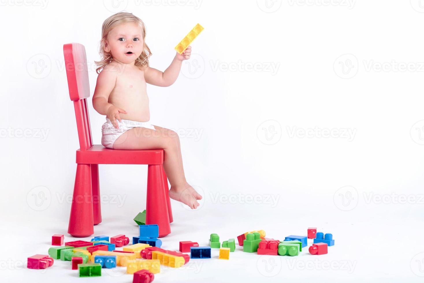 petite fille jouant avec des blocs de construction photo