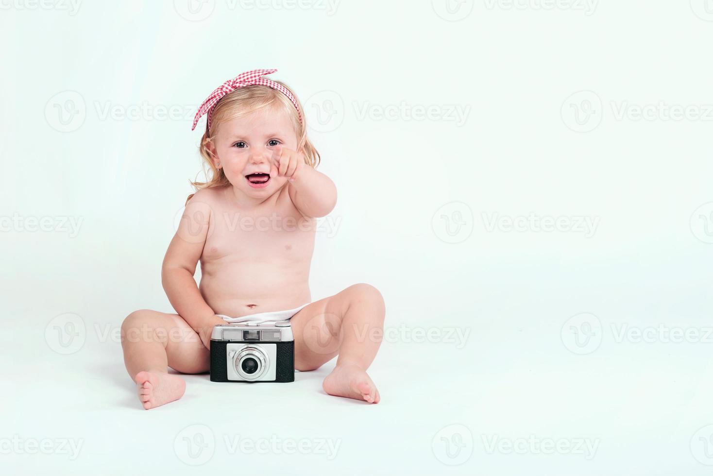 petite fille avec appareil photo rétro