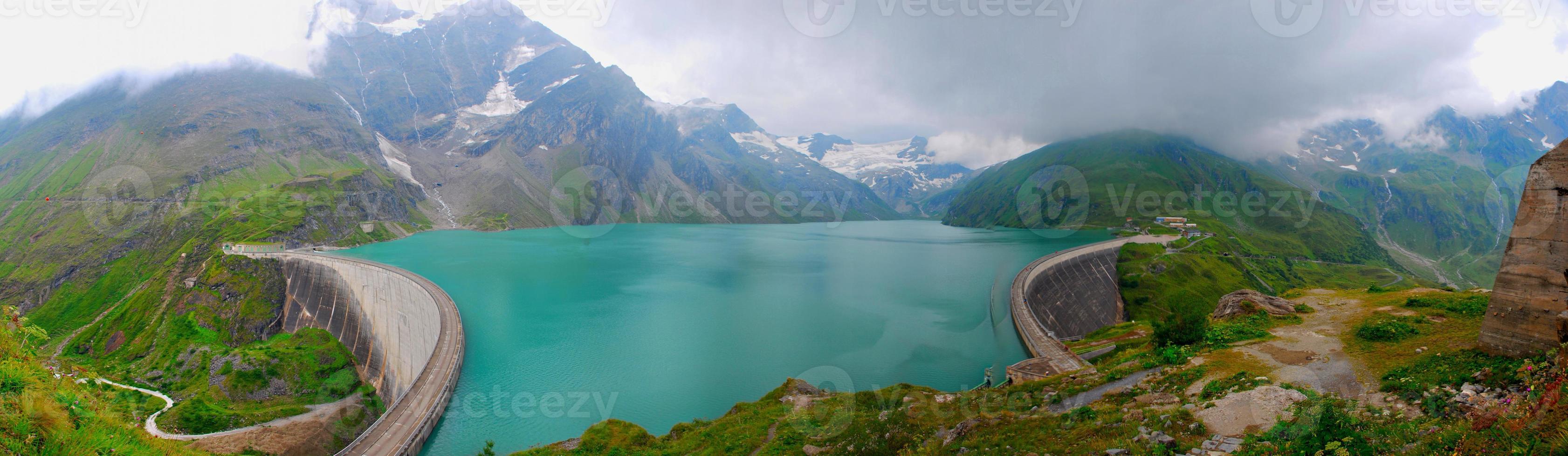 panorama du lac du barrage lors d'une randonnée photo