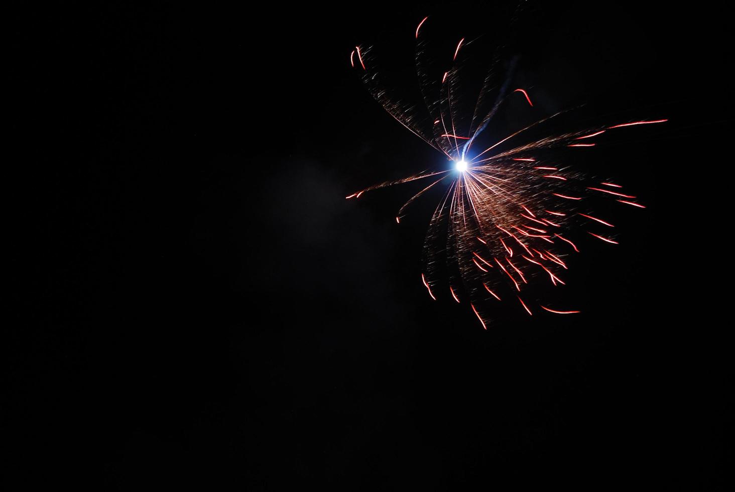 seule explosion rouge élevée au feu d'artifice le soir du nouvel an photo