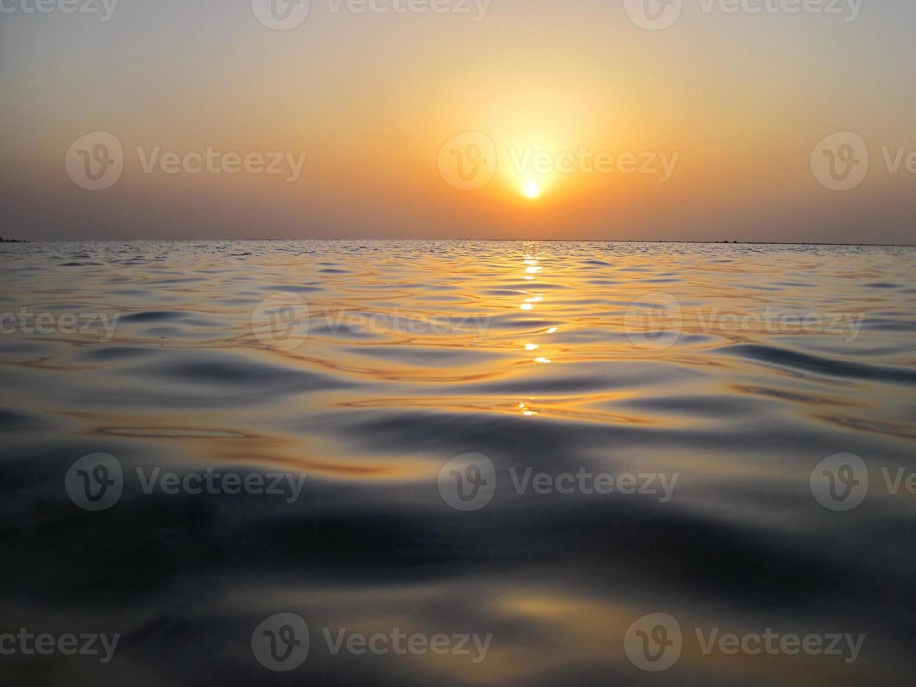 vagues douces au coucher du soleil chaud photo