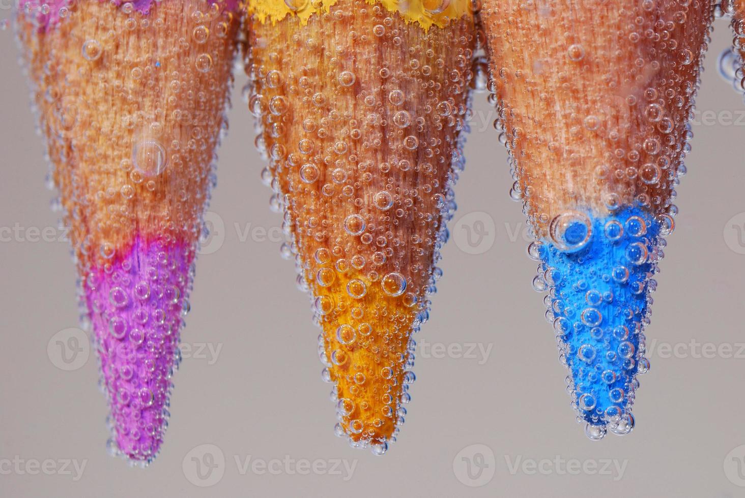 trois crayons de couleur dans l'eau photo