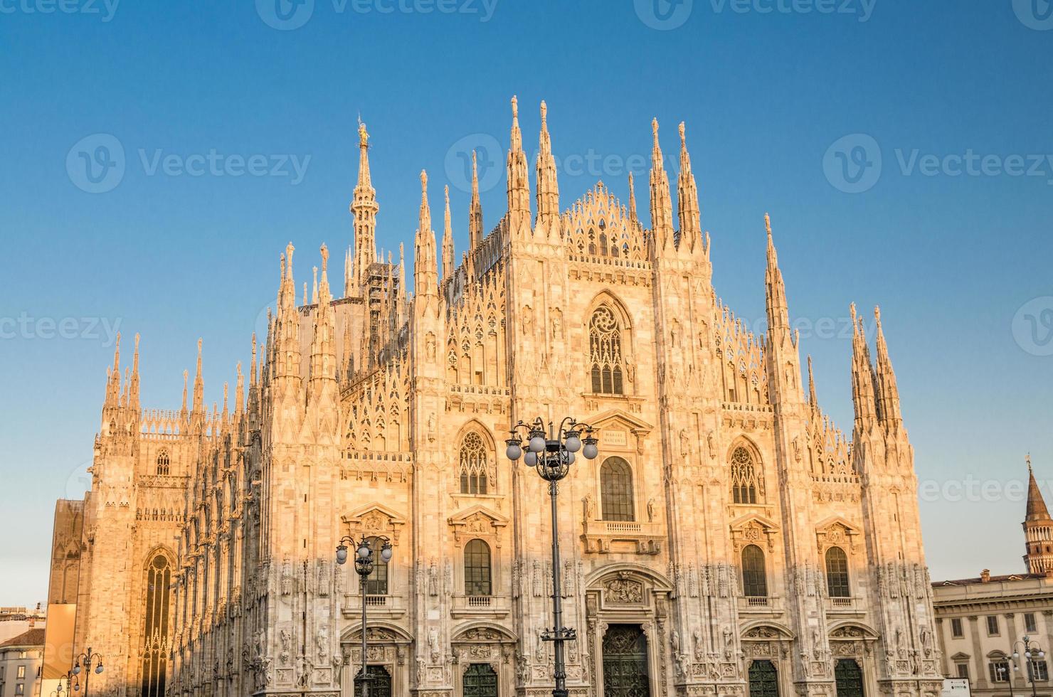 La cathédrale du Duomo de Milan sur la place Piazza del Duomo, Milan, Italie photo