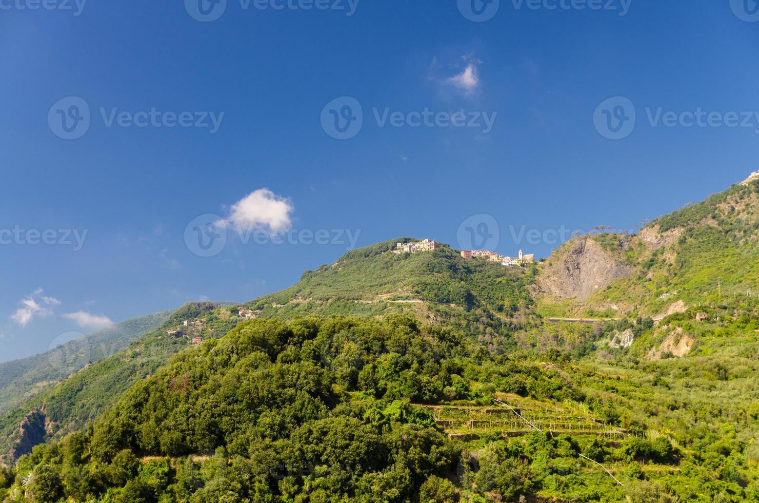 village de san bernardino au sommet de collines verdoyantes avec fond d'espace de copie de ciel bleu photo