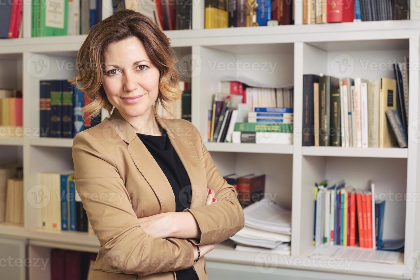 femme d'affaires au bureau photo