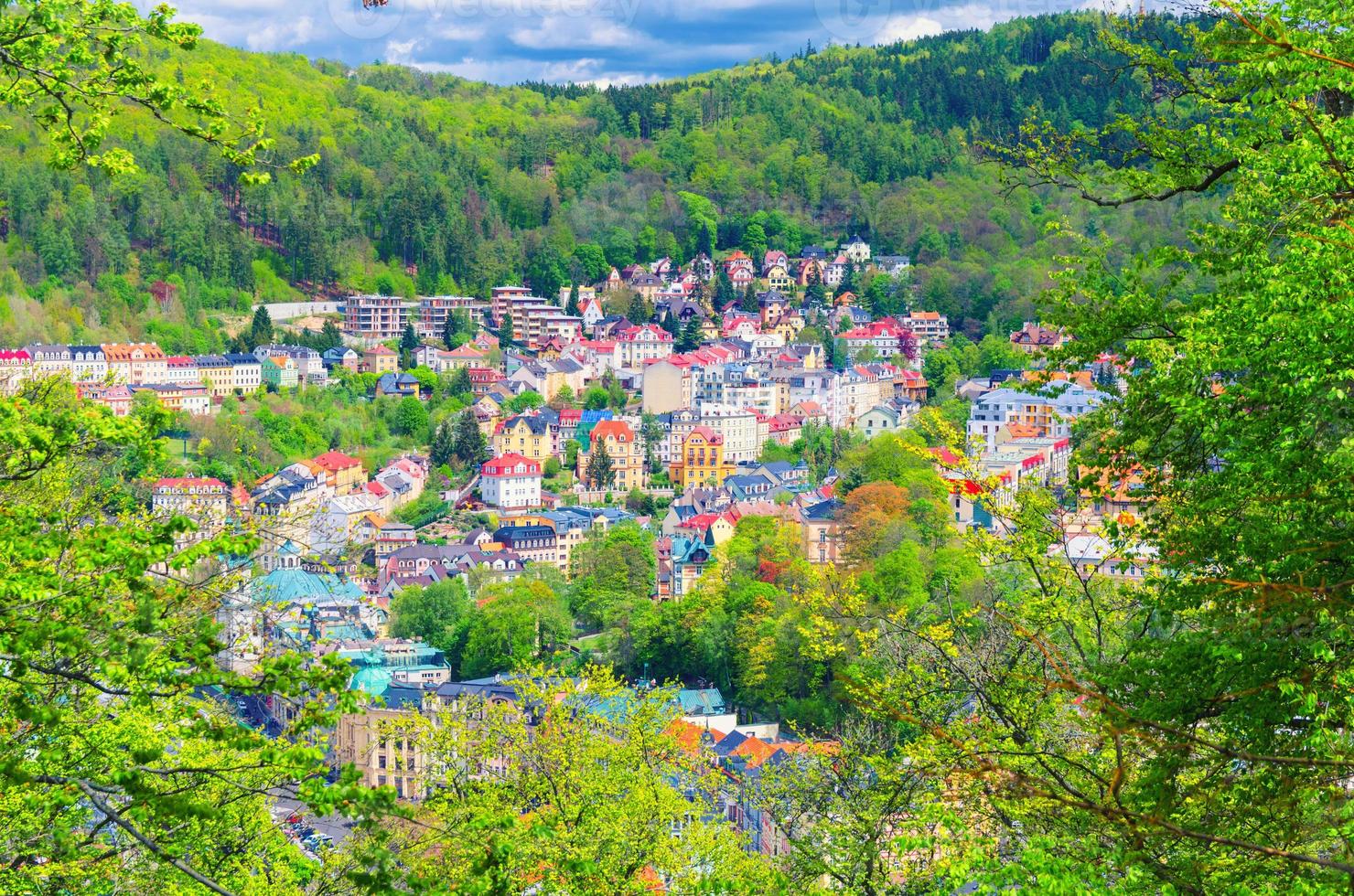 haut vue panoramique aérienne de la ville thermale de karlovy varie carlsbad avec de beaux bâtiments colorés photo