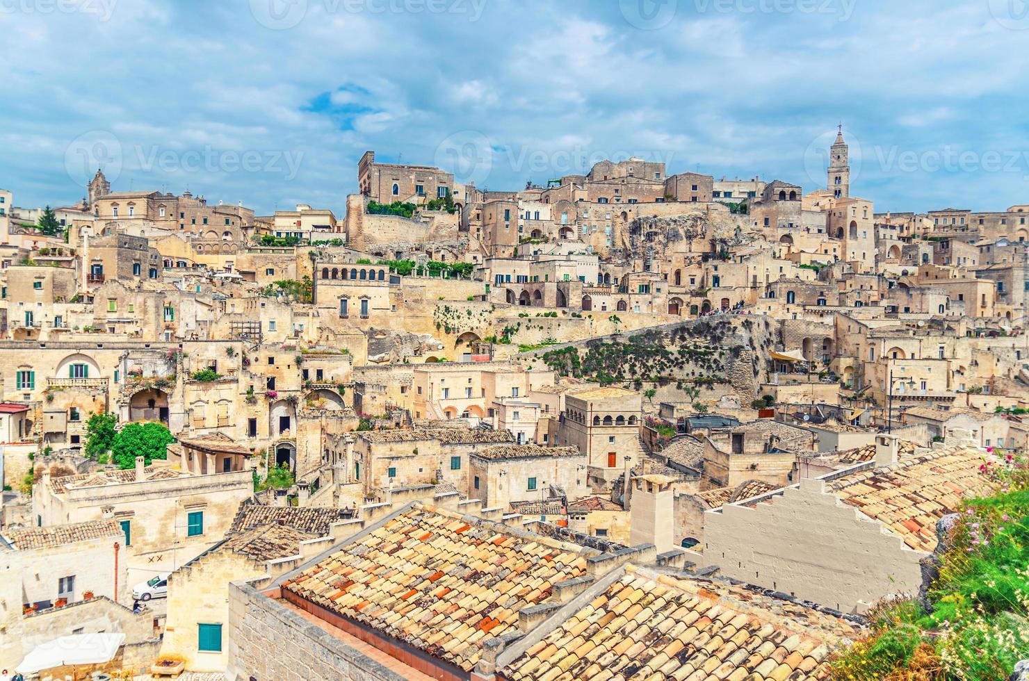 sassi di matera vue panoramique sur le centre historique sasso caveoso de la vieille ville antique avec des maisons troglodytes photo