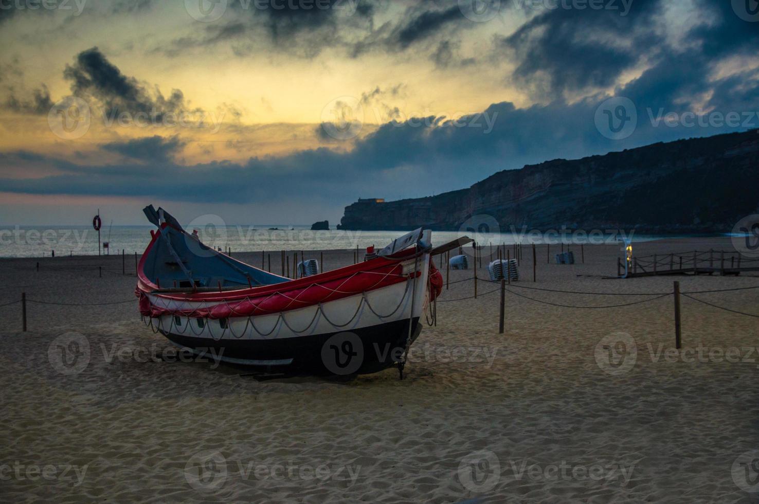 portugal, plage de nazare, bateaux en bois colorés, vue panoramique sur la ville de nazare, bateaux de pêche traditionnels portugais photo