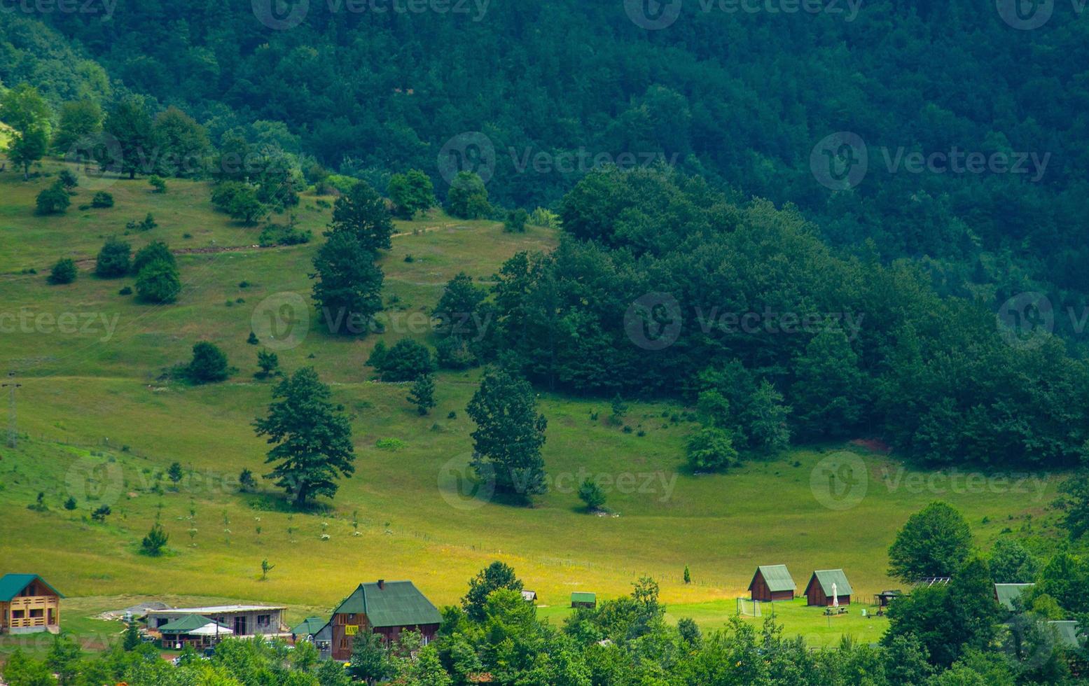 petites maisons de village près du canyon des gorges de la rivière tara, monténégro photo