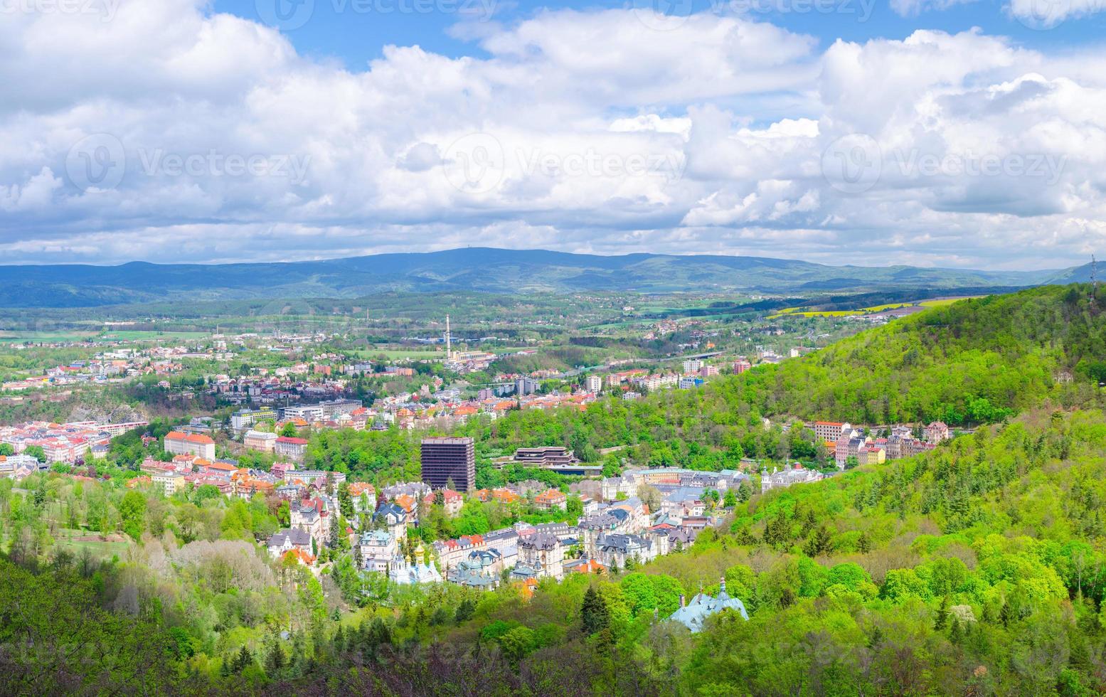 vue panoramique aérienne de la ville de karlovy varie photo
